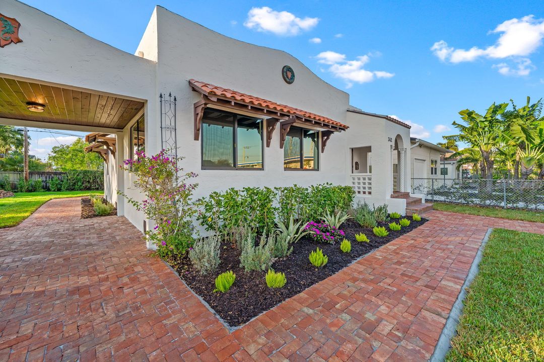 For Sale: $1,100,000 (2 beds, 1 baths, 1247 Square Feet)