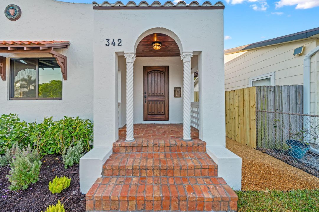 For Sale: $1,100,000 (2 beds, 1 baths, 1247 Square Feet)