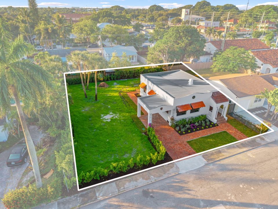 For Sale: $1,100,000 (2 beds, 1 baths, 1247 Square Feet)