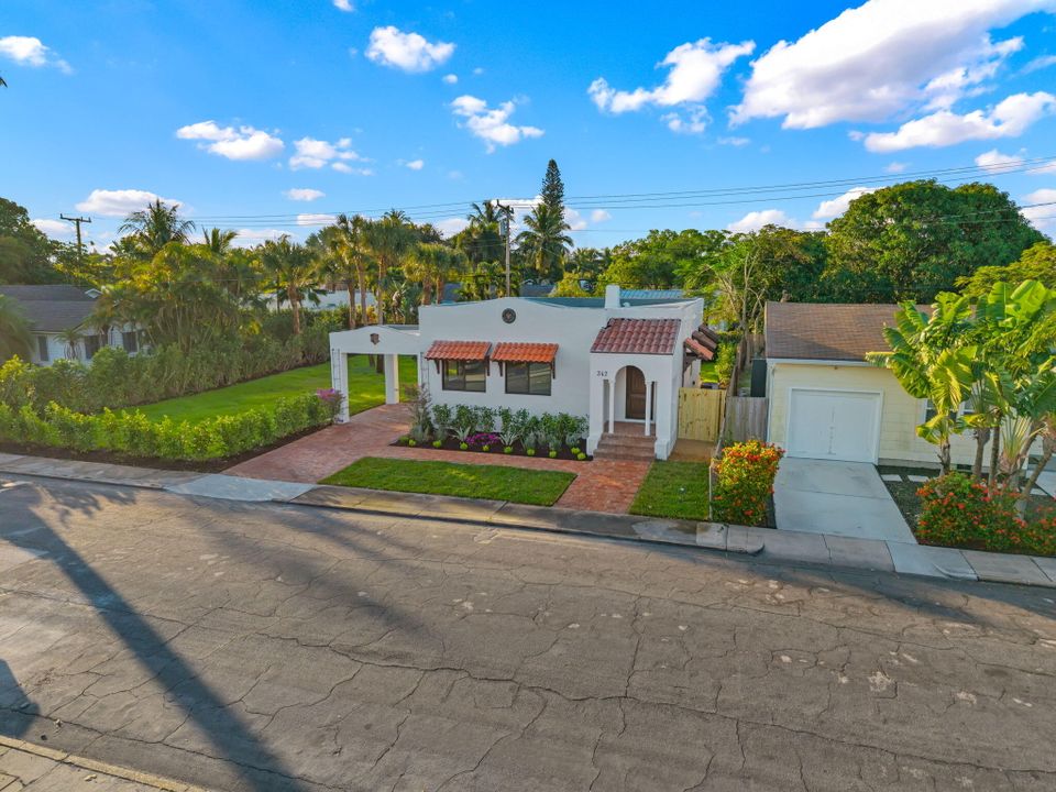 For Sale: $1,100,000 (2 beds, 1 baths, 1247 Square Feet)