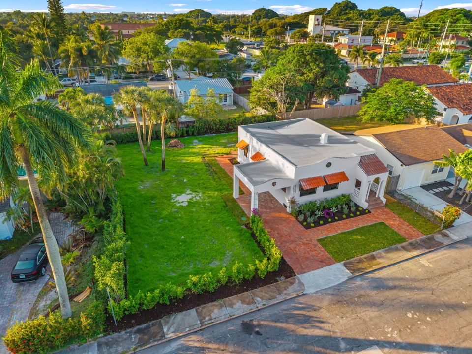 For Sale: $1,100,000 (2 beds, 1 baths, 1247 Square Feet)