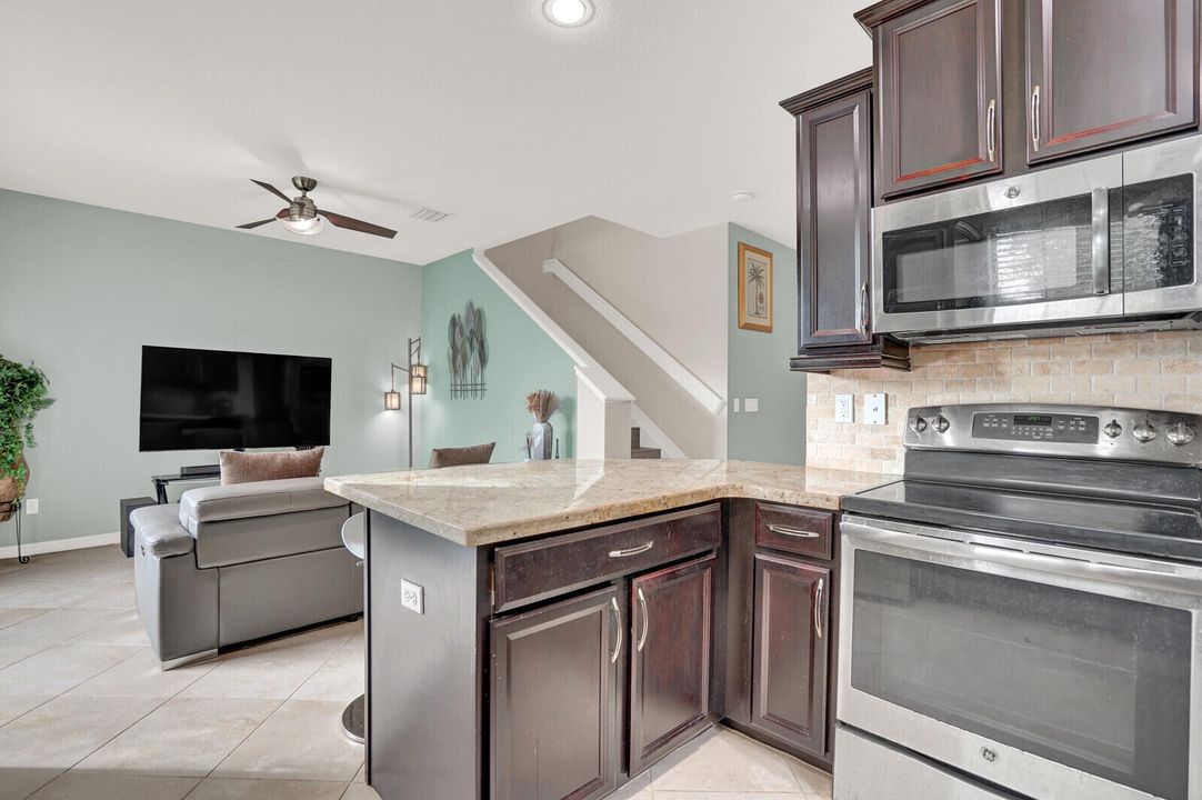 На продажу: $499,000 (3 спален, 2 ванн, 1911 Квадратных фут)