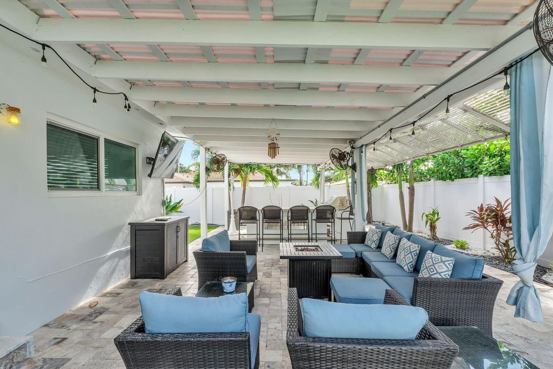 出租: $7,950 (4 贝兹, 2 浴室, 1981 平方英尺)