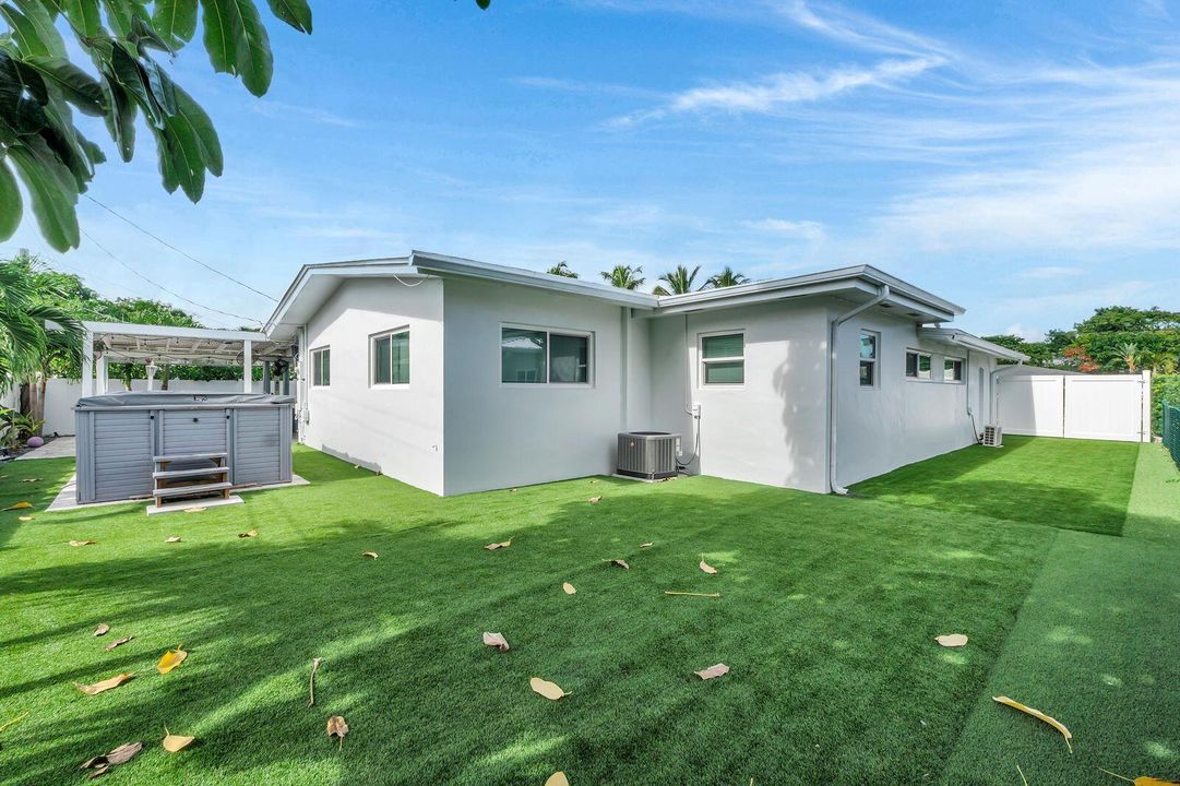 出租: $7,950 (4 贝兹, 2 浴室, 1981 平方英尺)