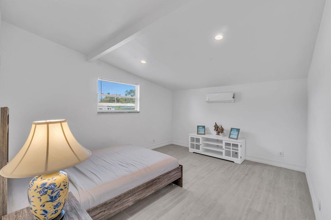 出租: $7,950 (4 贝兹, 2 浴室, 1981 平方英尺)