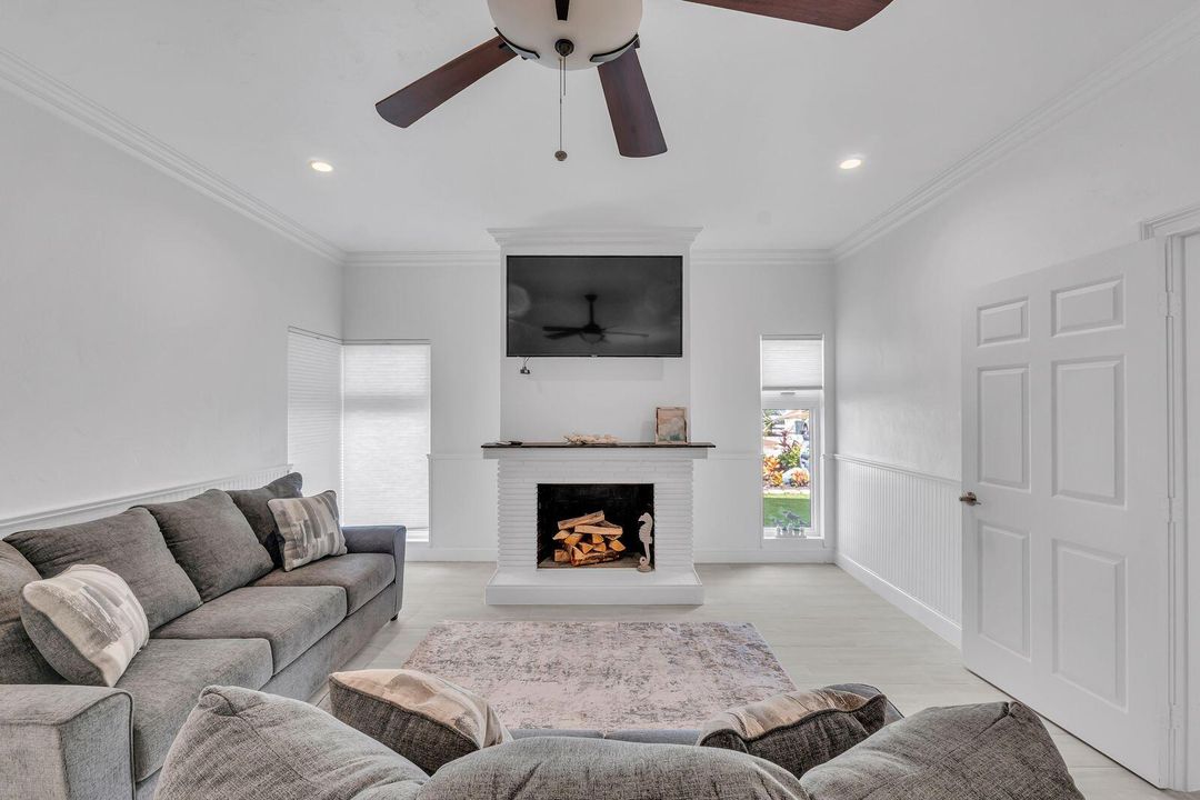 出租: $7,950 (4 贝兹, 2 浴室, 1981 平方英尺)