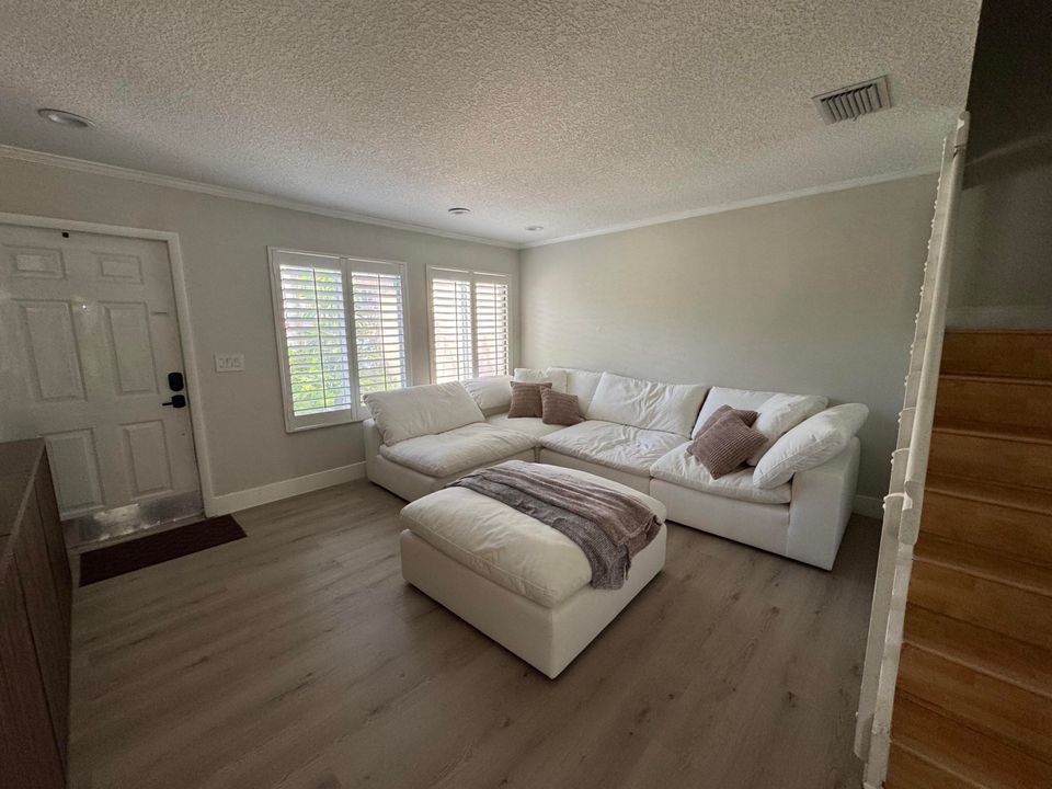 For Rent: $3,800 (4 beds, 2 baths, 1886 Square Feet)