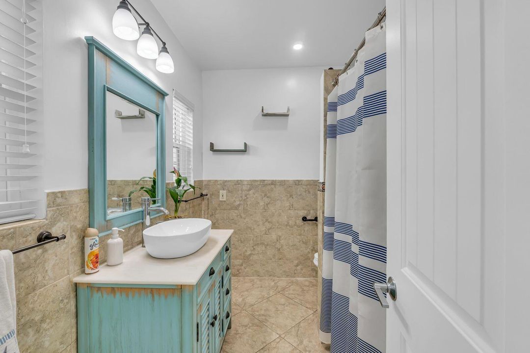 出租: $7,950 (4 贝兹, 2 浴室, 1981 平方英尺)