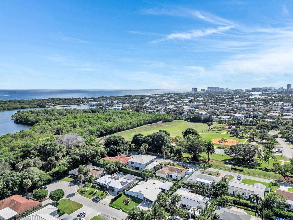 出租: $7,950 (4 贝兹, 2 浴室, 1981 平方英尺)