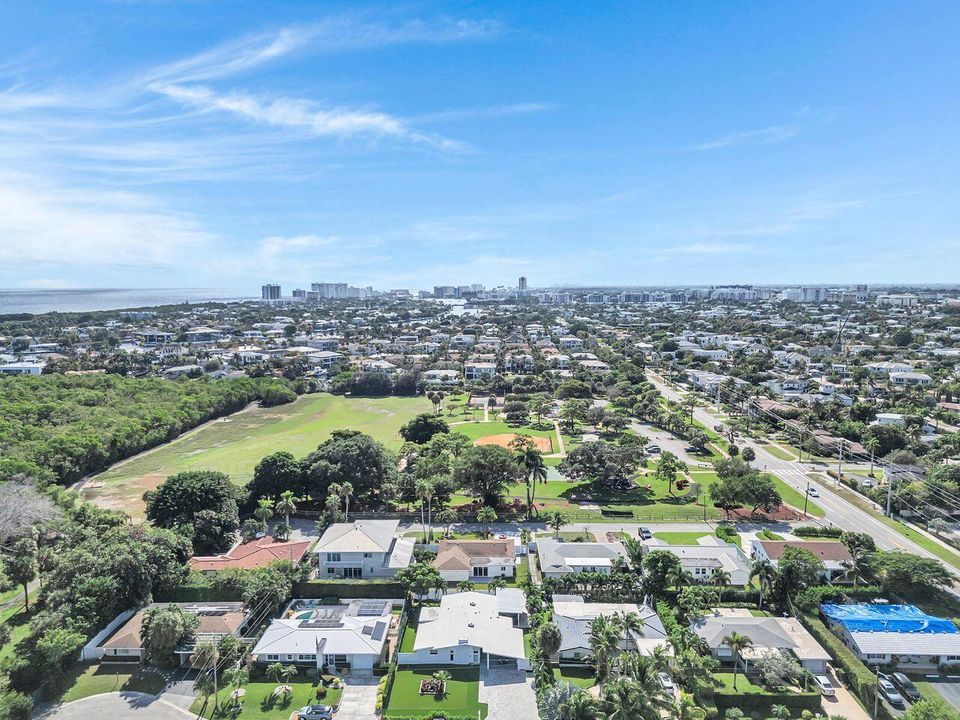 出租: $7,950 (4 贝兹, 2 浴室, 1981 平方英尺)