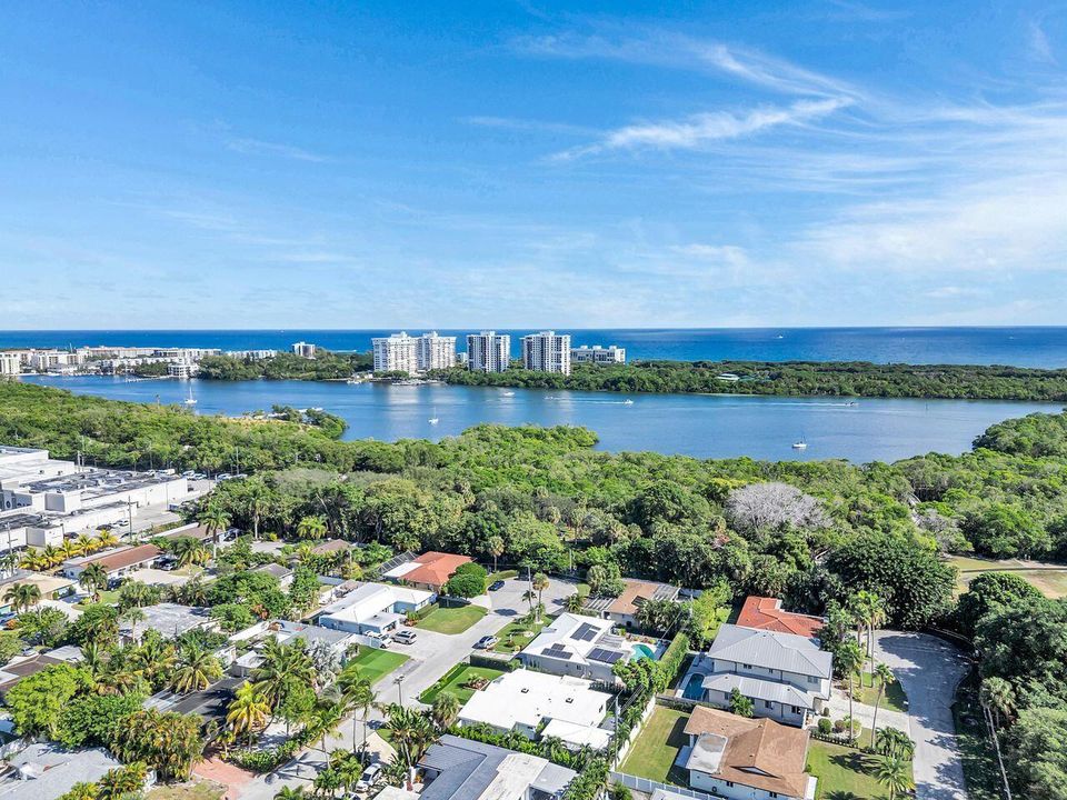 出租: $7,950 (4 贝兹, 2 浴室, 1981 平方英尺)