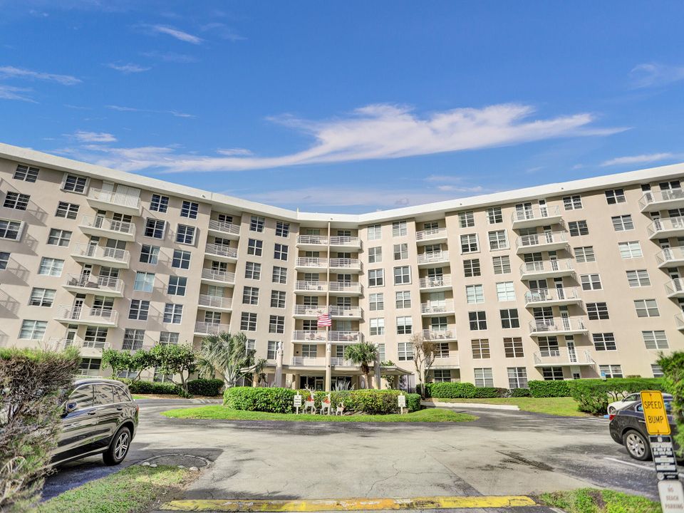 For Sale: $339,000 (1 beds, 1 baths, 985 Square Feet)