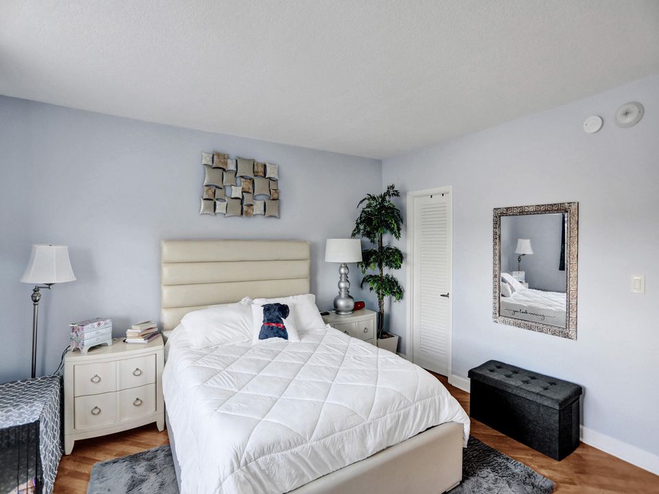 For Sale: $339,000 (1 beds, 1 baths, 985 Square Feet)