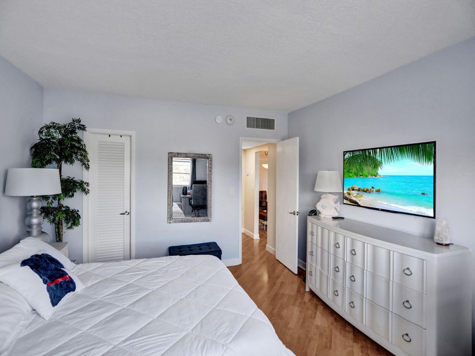 For Sale: $339,000 (1 beds, 1 baths, 985 Square Feet)