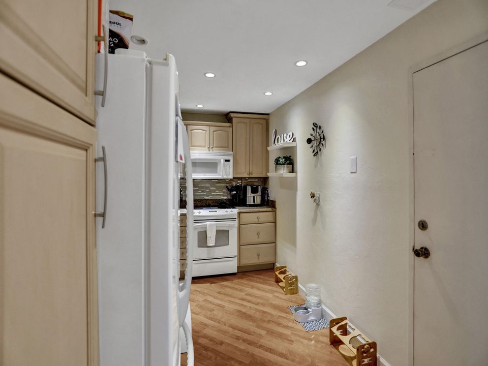 For Sale: $339,000 (1 beds, 1 baths, 985 Square Feet)