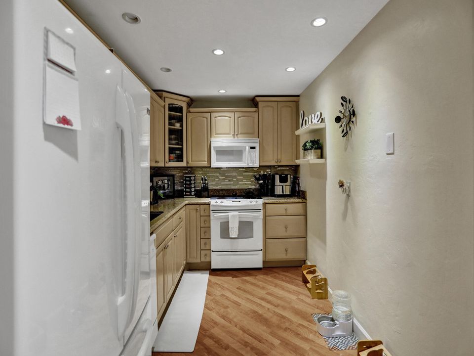 For Sale: $339,000 (1 beds, 1 baths, 985 Square Feet)