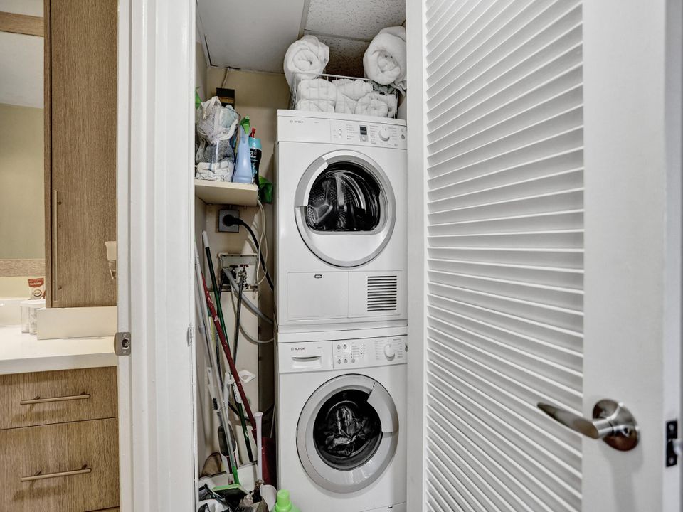 For Sale: $339,000 (1 beds, 1 baths, 985 Square Feet)