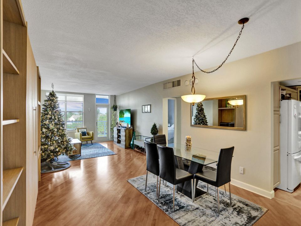For Sale: $339,000 (1 beds, 1 baths, 985 Square Feet)