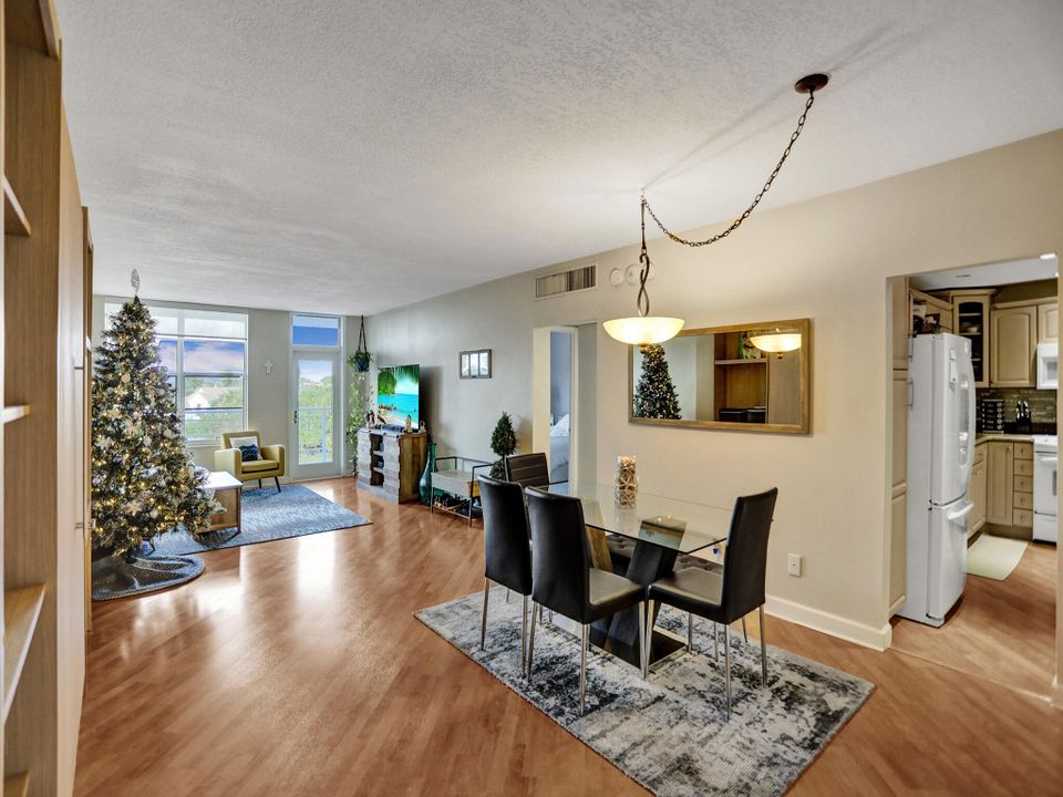 For Sale: $339,000 (1 beds, 1 baths, 985 Square Feet)