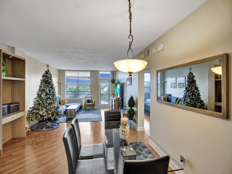 For Sale: $339,000 (1 beds, 1 baths, 985 Square Feet)