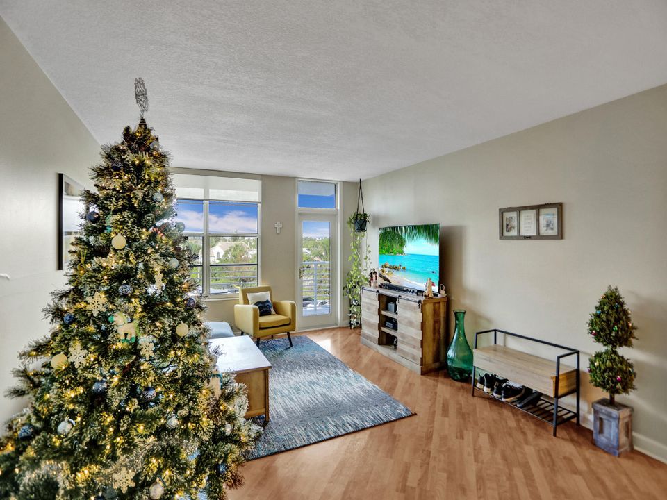 For Sale: $339,000 (1 beds, 1 baths, 985 Square Feet)