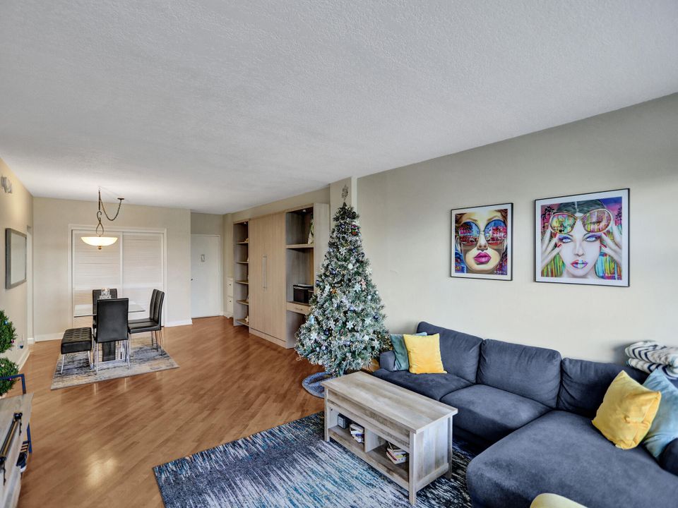 For Sale: $339,000 (1 beds, 1 baths, 985 Square Feet)
