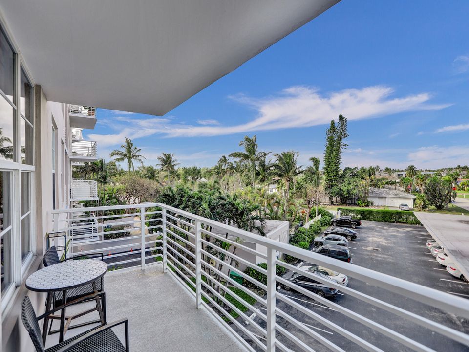 For Sale: $339,000 (1 beds, 1 baths, 985 Square Feet)