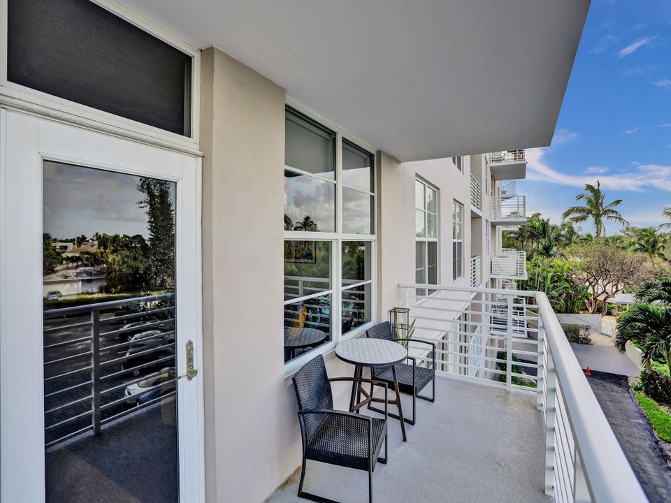 For Sale: $339,000 (1 beds, 1 baths, 985 Square Feet)