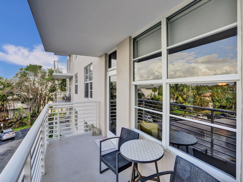 For Sale: $339,000 (1 beds, 1 baths, 985 Square Feet)