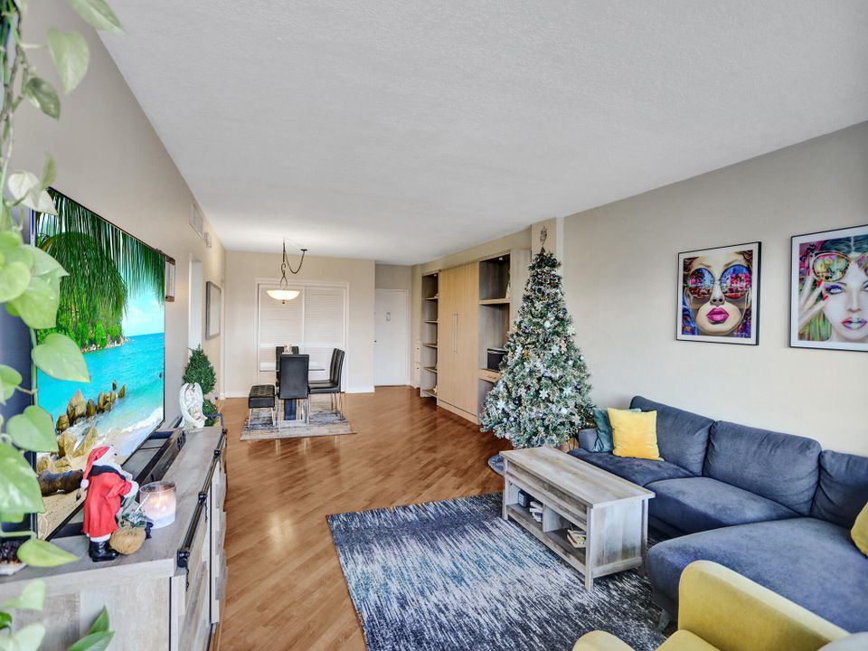 For Sale: $339,000 (1 beds, 1 baths, 985 Square Feet)