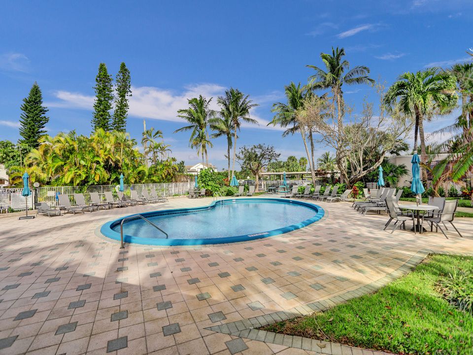 For Sale: $339,000 (1 beds, 1 baths, 985 Square Feet)