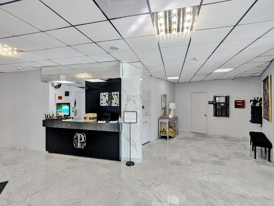 For Sale: $339,000 (1 beds, 1 baths, 985 Square Feet)