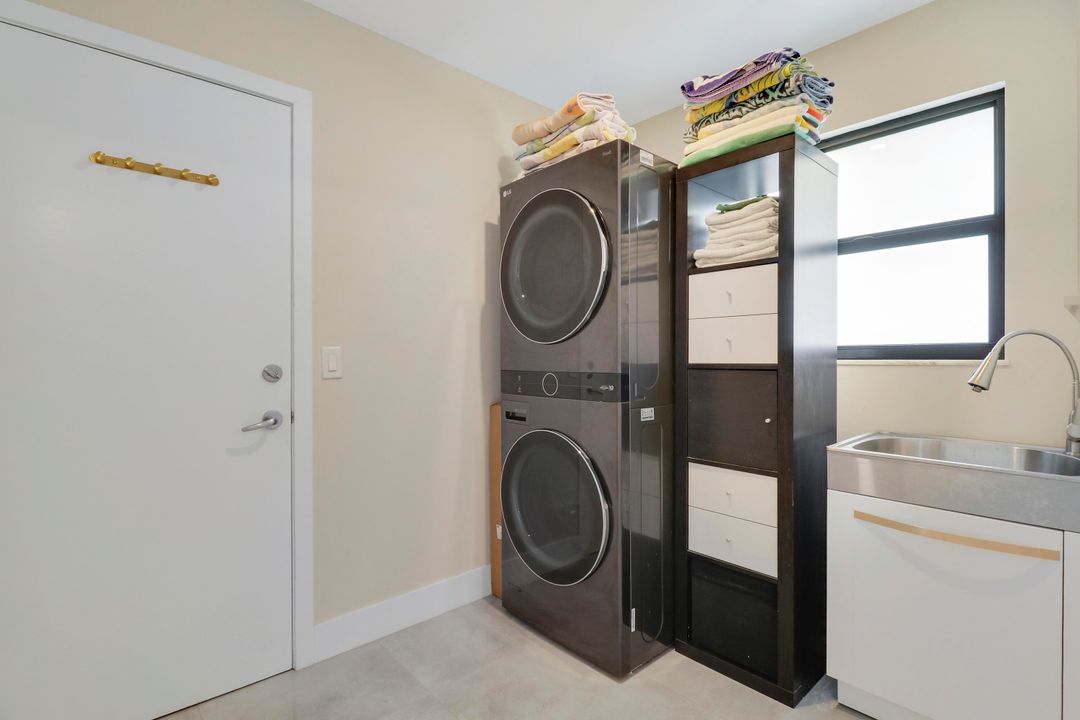 For Sale: $1,300,000 (3 beds, 2 baths, 2534 Square Feet)