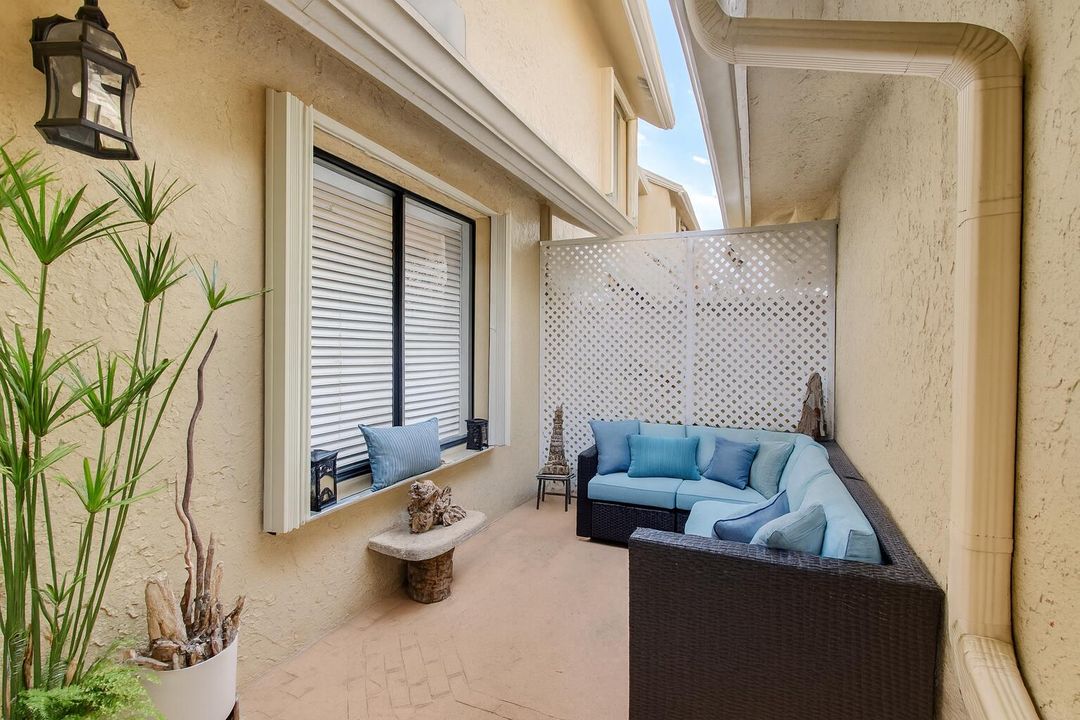 For Sale: $330,000 (2 beds, 2 baths, 1173 Square Feet)