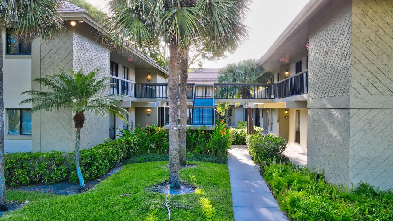 For Rent: $2,500 (2 beds, 2 baths, 964 Square Feet)