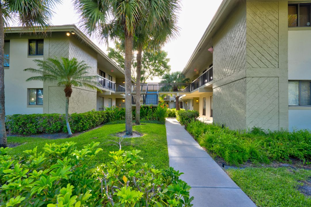 For Rent: $2,500 (2 beds, 2 baths, 964 Square Feet)