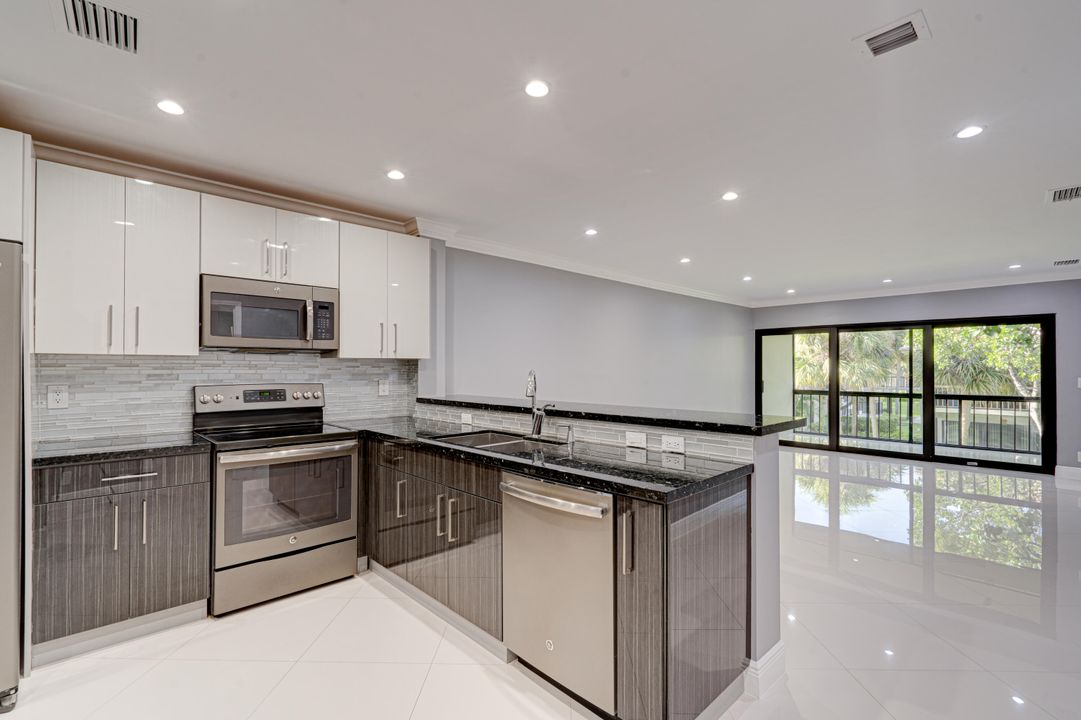 For Rent: $2,500 (2 beds, 2 baths, 964 Square Feet)