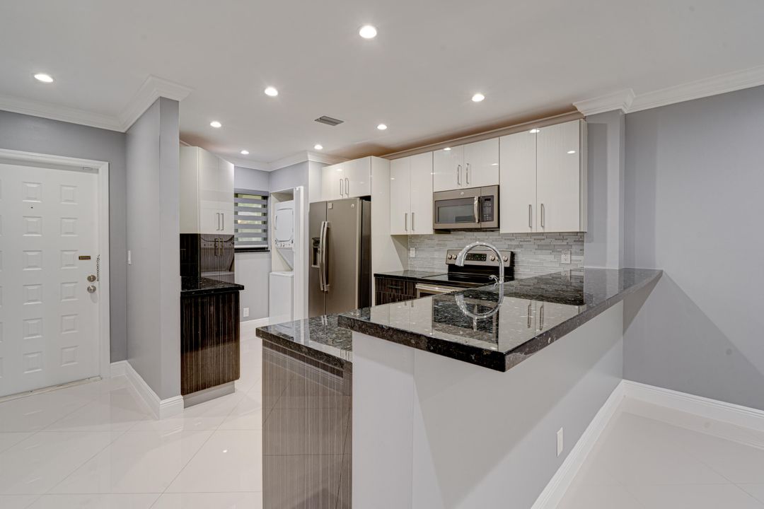 For Rent: $2,500 (2 beds, 2 baths, 964 Square Feet)