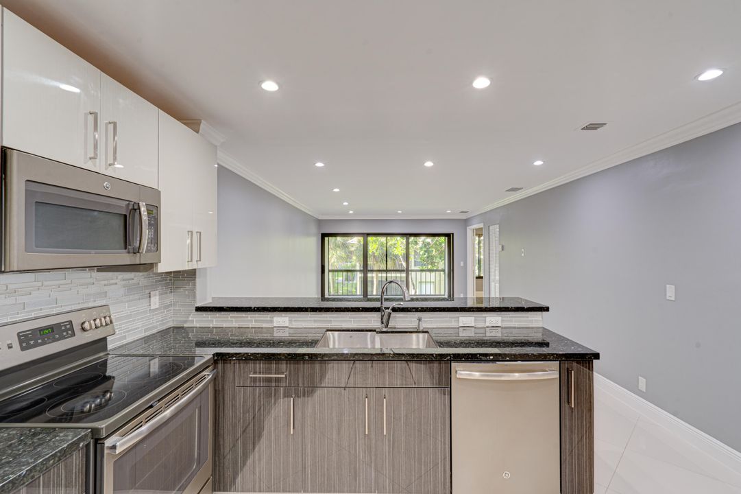 For Rent: $2,500 (2 beds, 2 baths, 964 Square Feet)