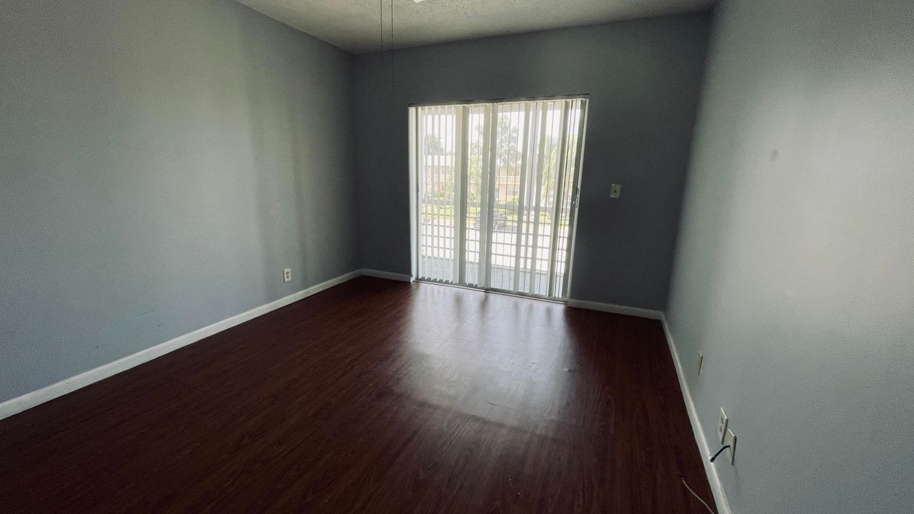 For Rent: $1,400 (2 beds, 1 baths, 798 Square Feet)
