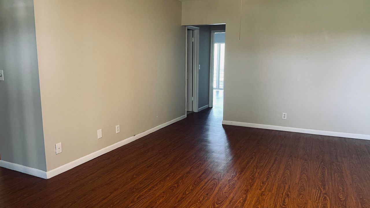 For Rent: $1,400 (2 beds, 1 baths, 798 Square Feet)