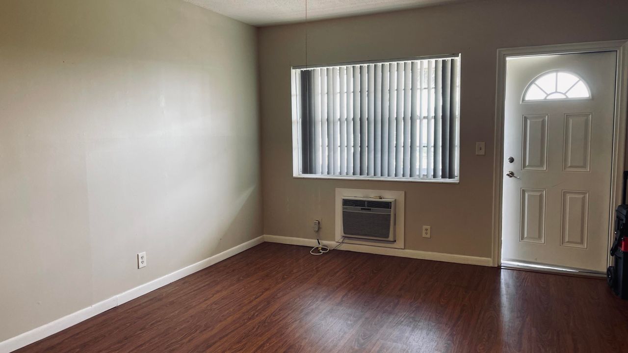 For Rent: $1,400 (2 beds, 1 baths, 798 Square Feet)
