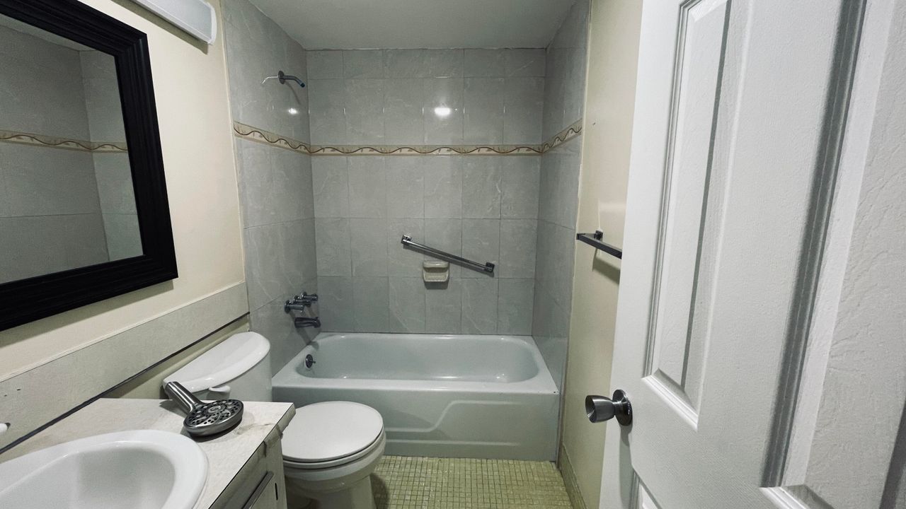 For Rent: $1,400 (2 beds, 1 baths, 798 Square Feet)