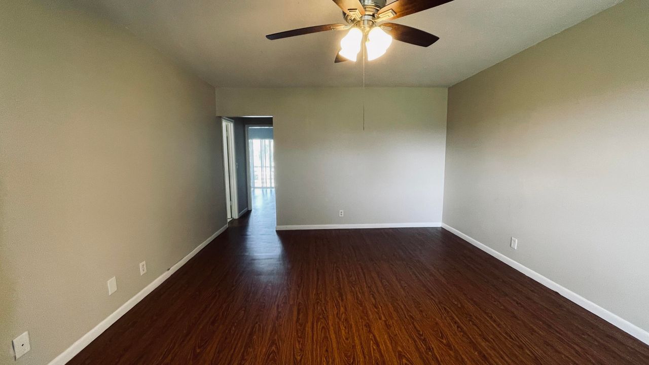 For Rent: $1,400 (2 beds, 1 baths, 798 Square Feet)