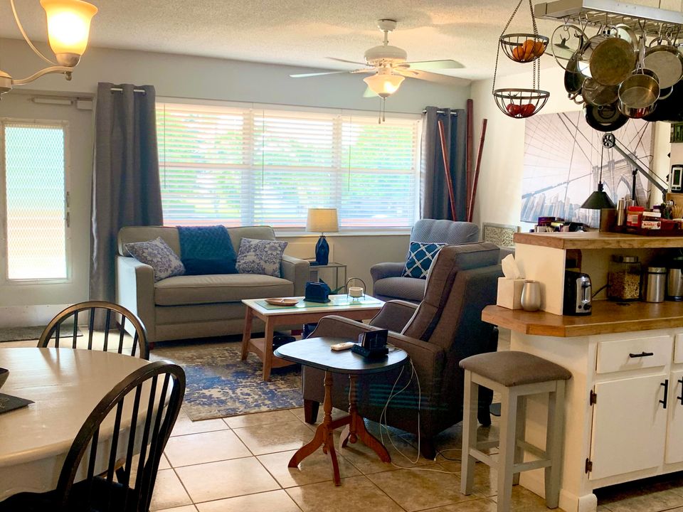 На продажу: $79,900 (1 спален, 1 ванн, 646 Квадратных фут)