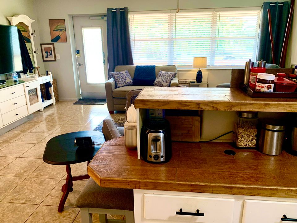 На продажу: $79,900 (1 спален, 1 ванн, 646 Квадратных фут)