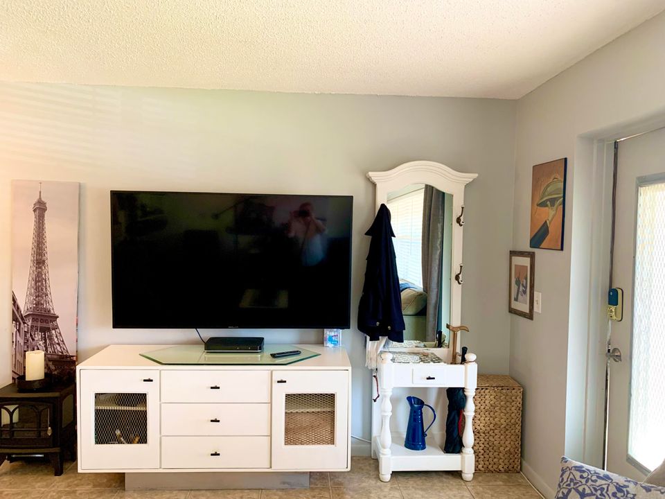 На продажу: $79,900 (1 спален, 1 ванн, 646 Квадратных фут)