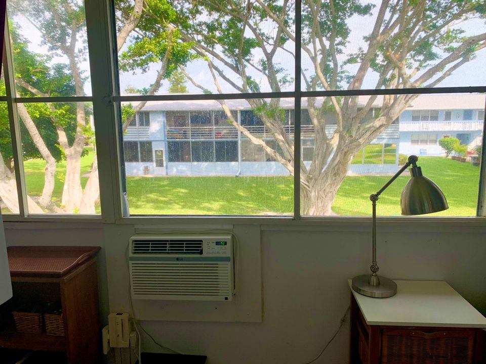 На продажу: $79,900 (1 спален, 1 ванн, 646 Квадратных фут)