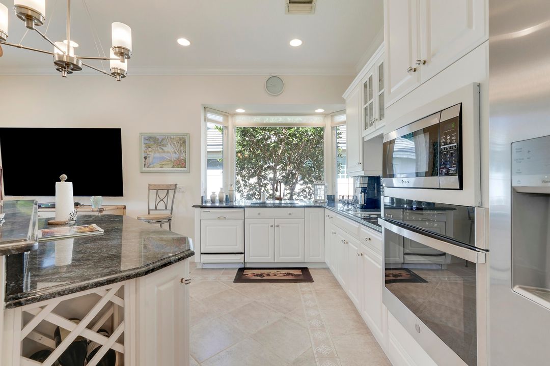 待售: $949,000 (4 贝兹, 2 浴室, 2085 平方英尺)