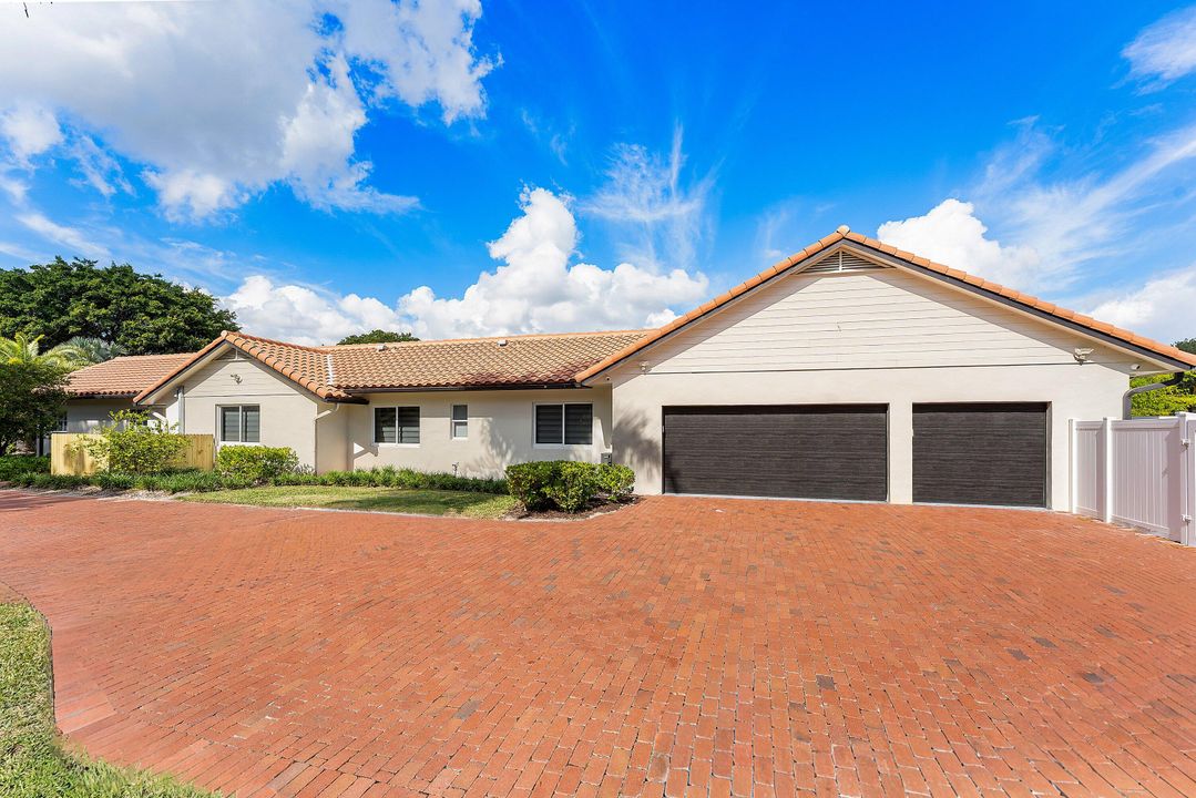 For Sale: $5,990,000 (5 beds, 6 baths, 5990 Square Feet)